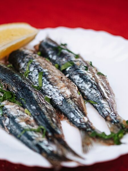 Acciughe al limone marinate con olio e prezzemolo