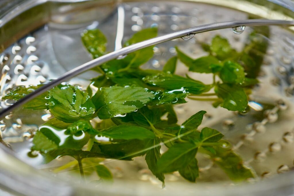 Aceto aromatico alle erbe per insalate