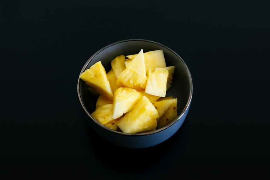Ananas con macedonia di frutta