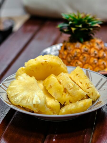 Fette di ananas servite su piatto, immagine illustrativa per Ananas flambè