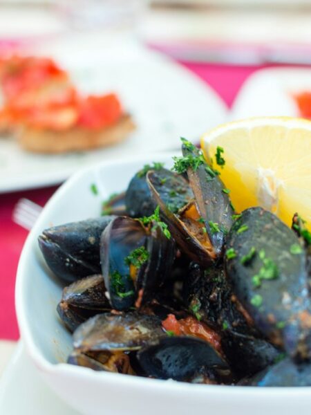Antipasto ai frutti di mare con cozze e molluschi