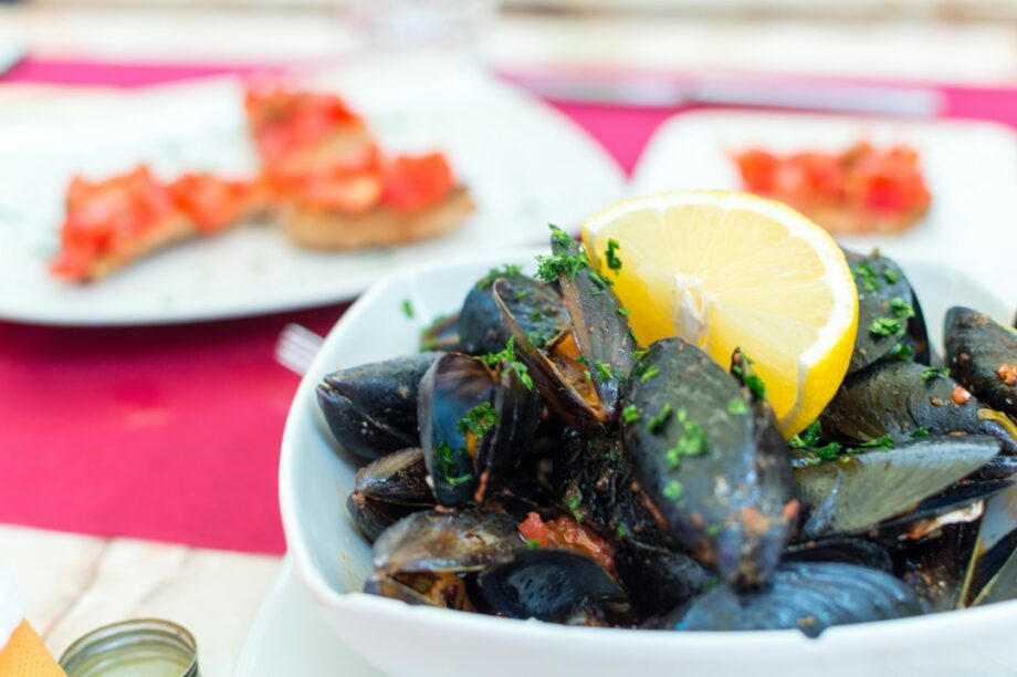 Antipasto ai frutti di mare con cozze e molluschi