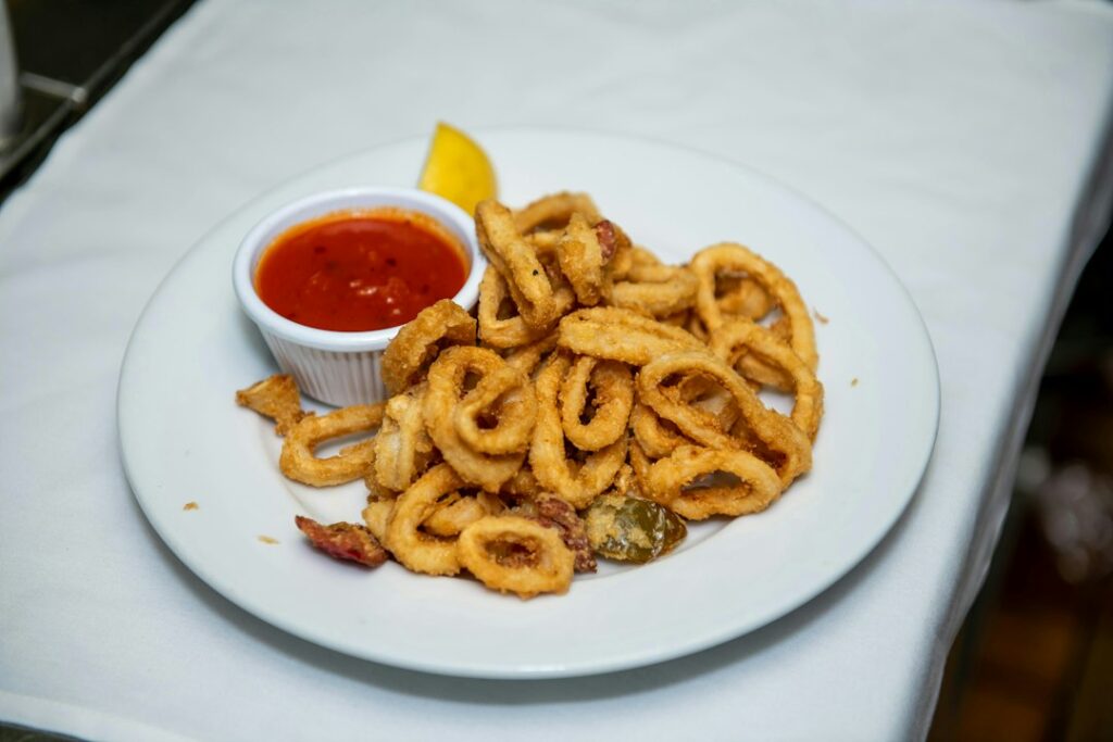 Piatto di calamari cucinati, immagine illustrativa della ricetta calamari ripieni al sugo