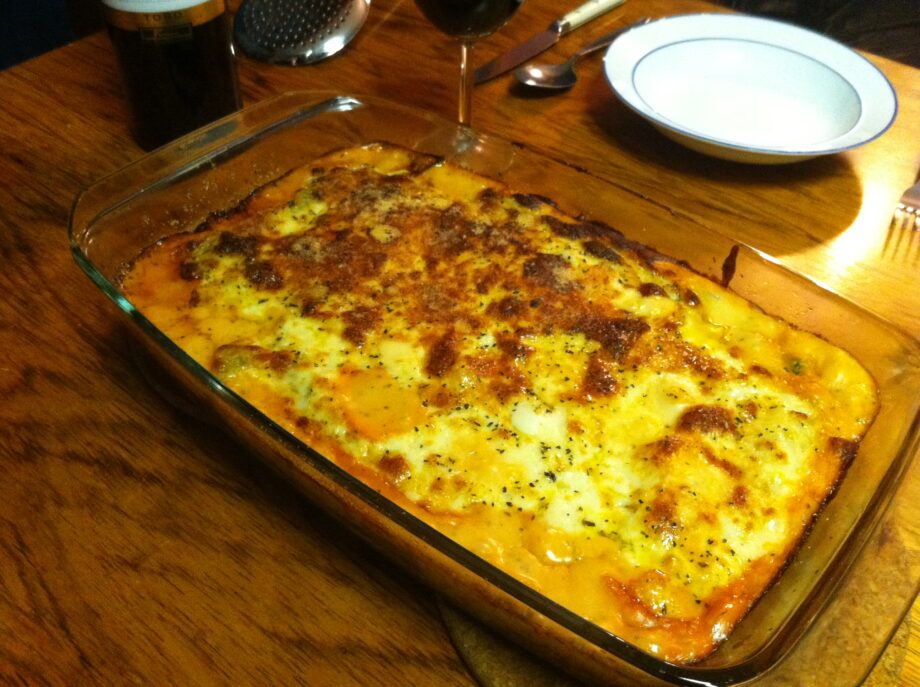 Teglia di cannelloni al forno appena sfornati, fotografia illustrativa