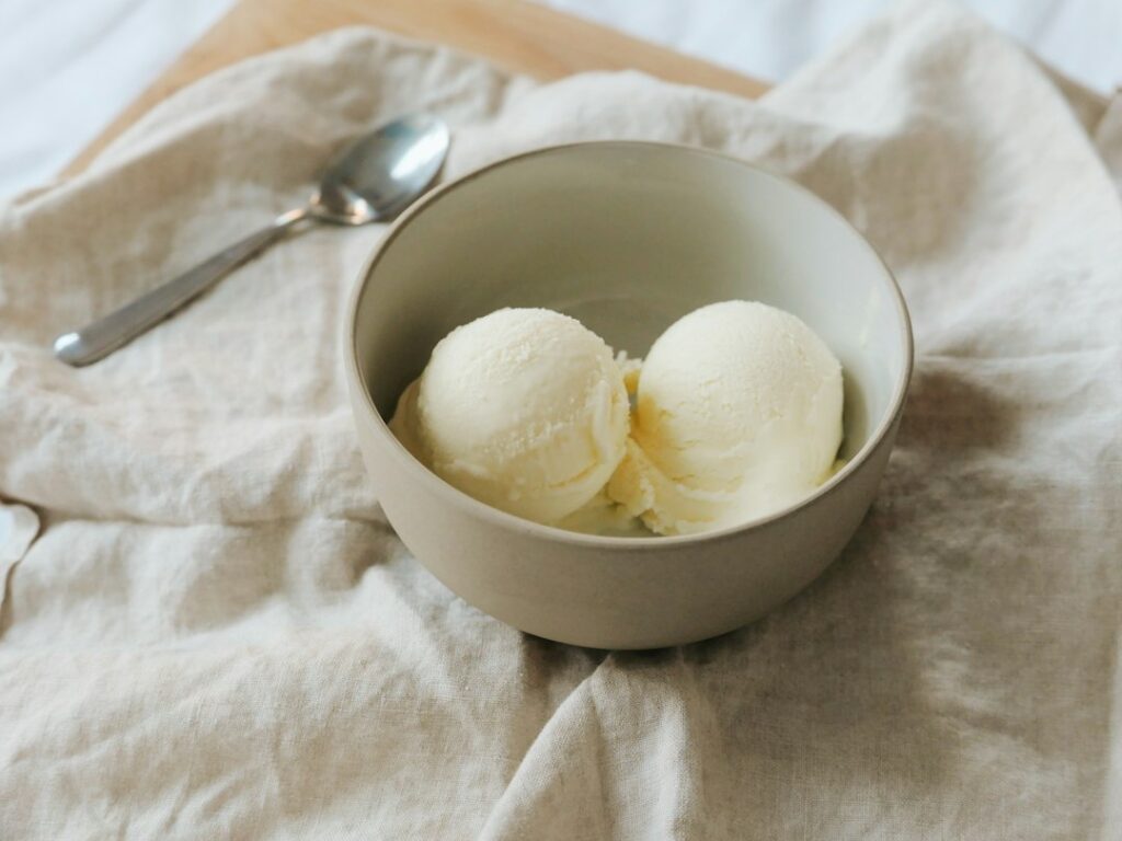 Due palline di gelato servite in una coppetta, fotografia illustrativa della ricetta gelato di limone