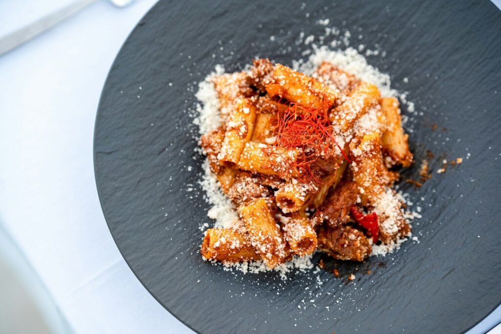 Ziti alla siciliana con sugo di carne e pecorino